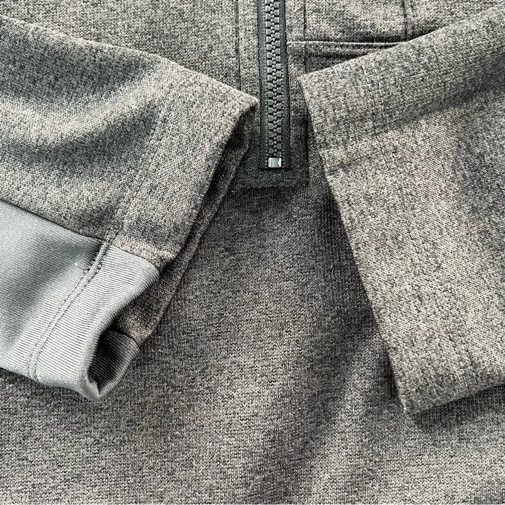 The North Face Men’s 1/4 Zip Pullover Size Medium Color-Gray